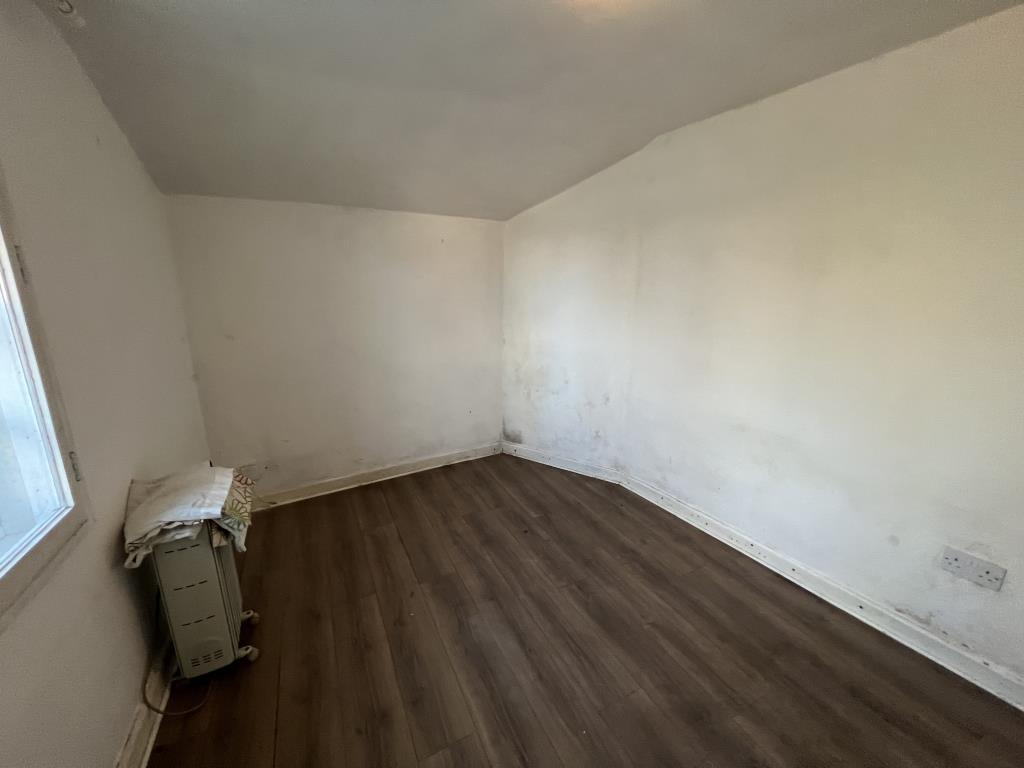 Lot: 107 - UNIQUE DETACHED ONE-BEDROOM TOLL HOUSE -